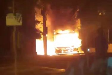 Ônibus pega fogo no centro de Itu