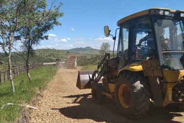 Estradas rurais do Monjolinho e mais 3 bairros de Jacarezinho recebem manutenção