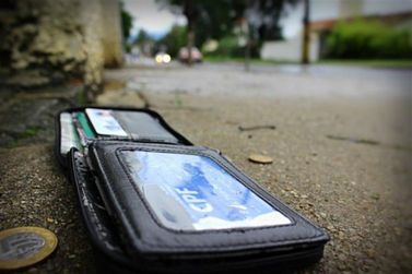 Homem pede ajuda para encontrar carteira de documentos perdida em Jacarezinho