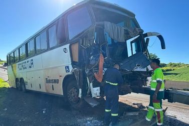 Motorista morre após ônibus bater na traseira de caminhão parado no acostamento