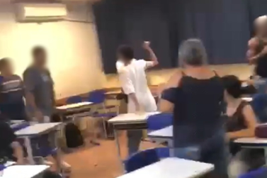 Adolescente esfaqueia dois colegas em sala de aula durante briga
