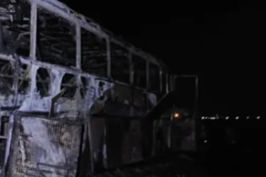 Ônibus em chamas: motorista escapa ileso de incêndio no Norte do Paraná
