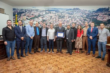 Reitor da UENP recebe título de Cidadão Honorário de Jacarezinho