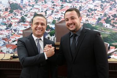 Marcelo Palhares e Antonio Neto tomam posse em Jacarezinho com vota&ccedil;&atilde;o hist&oacute;rica