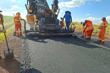 DER/PR recupera pavimento da PR-218 entre Santo Ant&ocirc;nio do Para&iacute;so e Amoreira