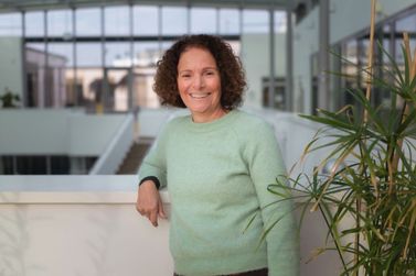 ​Escritora paranaense apresenta obra sobre sustentabilidade na Bett Brasil 2026