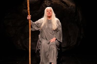 ​Espet&aacute;culo estrelado por Vera Holtz lota o Conjunto Amadores de Teatro em Jacarezinho