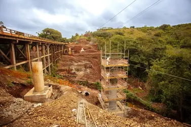 ​Nova ponte sobre o Rio Ub&aacute; avan&ccedil;a na BR-153 e promete transformar tr&aacute;fego