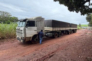 Pol&iacute;cia Militar recupera caminh&atilde;o e carreta roubados na BR-153 em Jacarezinho