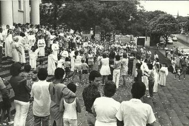 Foto dos anos 80 mostra recep&ccedil;&atilde;o de imagem sacra na Catedral