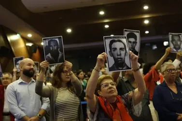 Governo entrega novas certid&otilde;es retificadas a fam&iacute;lias de v&iacute;timas da ditadura