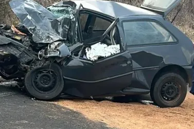 ​Jovem morre em colis&atilde;o frontal entre carro e caminh&atilde;o no Norte Pioneiro