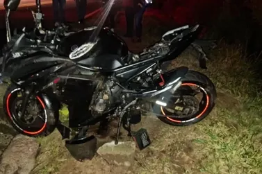Motociclista morre ap&oacute;s colidir contra tr&ecirc;s carros