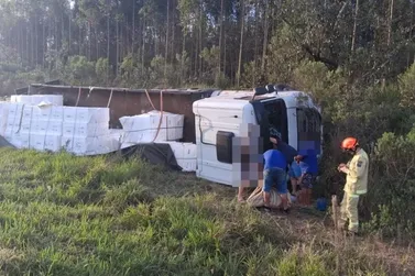 Carreta tomba na BR-153 no Norte Pioneiro e mobiliza equipes de resgate