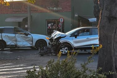 ​Colis&atilde;o entre dois carros deixa ve&iacute;culos danificados em Jacarezinho