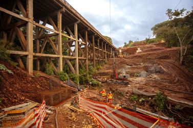 Concession&aacute;ria realiza i&ccedil;amento de vigas em ponte sobre o Rio Ub&aacute; nesta ter&ccedil;a