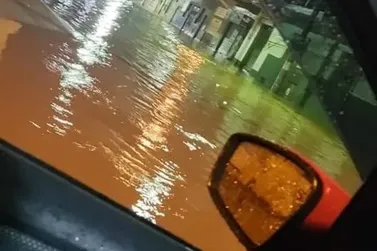 ​Temporais causam estragos no Paran&aacute; e Inmet emite alerta vermelho de tempestades