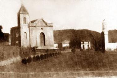 Foto antiga registra Igreja de S&atilde;o Benedito e in&iacute;cio da urbaniza&ccedil;&atilde;o em Jacarezinho