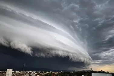 Paran&aacute; volta a ficar em alerta para tempestades e ventos fortes no fim de semana