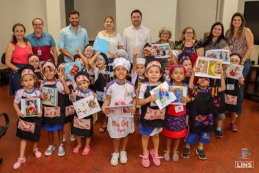 Crianças da EMEI "Egilda Sciamarelli Prado" apresentam livro de receitas 