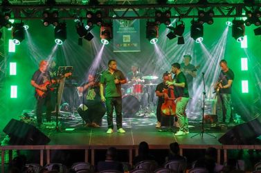 Banda Aviva realiza show na praça Joaquim Piza em Lins 