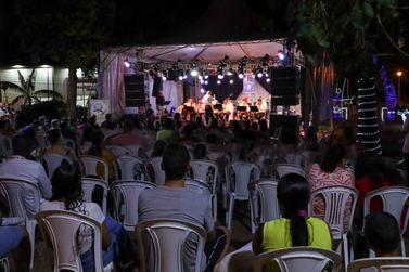 Banda municipal Benedito Marinho realiza apresentação na praça Joaquim Piza