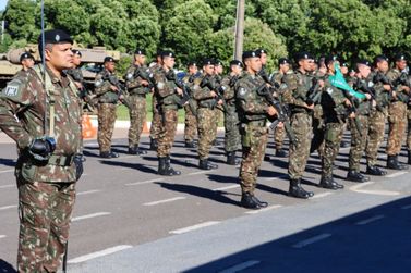 Autoridades estiveram presentes na celebração do Dia do Exército Brasileiro