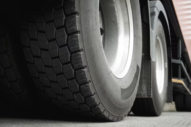 Caminhoneiros têm pneus furtados durante descanso em posto de combustíveis