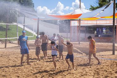 Banho de mangueira refresca crian&ccedil;as na arena do Ver&atilde;o Maior em Porto Rico