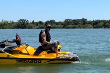 Gusttavo Lima passeia pelo Rio Paran&aacute; em Porto Rico
