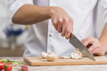 Cozinheira e auxiliar de limpeza: veja outras vagas abertas em Loanda