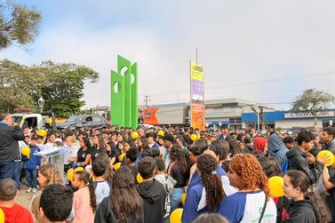 Maio Amarelo: passeata re&uacute;ne col&eacute;gios estaduais e homenageia v&iacute;timas de tr&acirc;nsito em Loanda