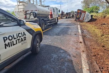 Carreta tomba na PR-182 e interdita rodovia por aproximadamente 17 horas