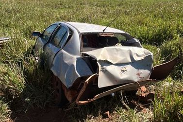 Carro capota na PR-218 e motorista fica ferido