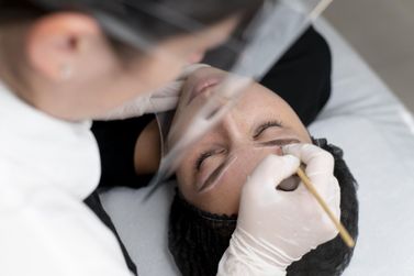 Curso gratuito de spa de sobrancelhas continua com vagas abertas em Loanda