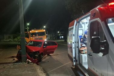 Motorista fica ferido ap&oacute;s bater carro contra poste em Nova Londrina