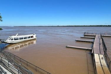 Cheia do Rio Paran&aacute; e chuvas afetam turismo em Porto Rico 