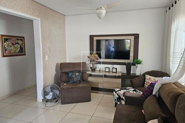 Casa &agrave; venda - 200m&sup2; - Centro