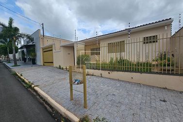 Casa &agrave; venda - Centro