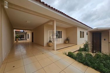 Casa &agrave; venda - Centro