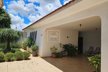 Casa &agrave; venda - 200m&sup2; - Centro