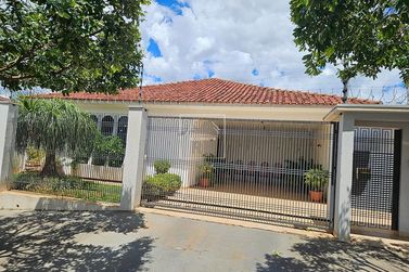 Casa &agrave; venda - 200m&sup2; - Centro