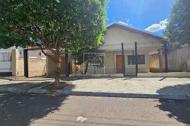 Casa &agrave; venda - 200m&sup2; - Centro