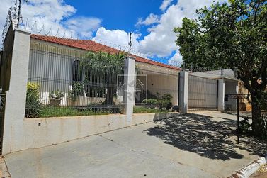 Casa &agrave; venda - 200m&sup2; - Centro