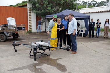 Prefeitura usa drone para aplicação de inseticida em locais de difícil acesso
