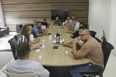 Secret&aacute;rios municipais apresentam panorama de Louveira em reuni&atilde;o com vereadores