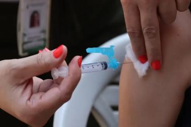Louveira amplia vacina&ccedil;&atilde;o contra HPV para jovens de 15 a 19 anos durante f&eacute;rias
