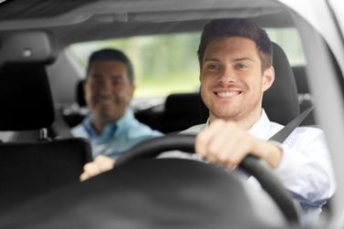 Motoristas de aplicativo e taxistas poder&atilde;o financiar carros novos com apoio do BNDES