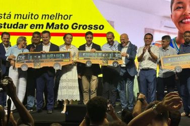 Lucas do Rio Verde recebe dois novos &ocirc;nibus escolares do Governo do Estado