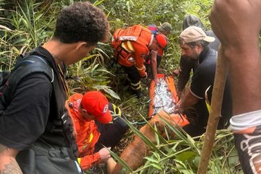 Bombeiros de MT resgatam mulher com vida ap&oacute;s v&aacute;rios dias perdida em &aacute;rea de mata